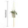 Håndlaget macrame plantestativ med en grønn potteplante hengende fra en macrame-snor.