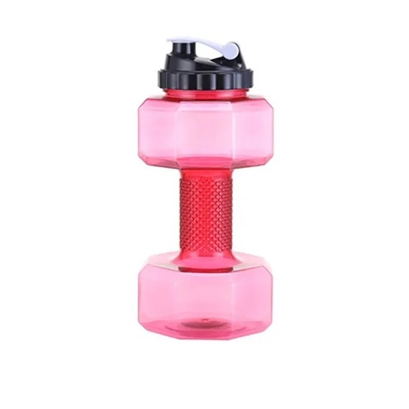 Botella de agua deportiva rosa con forma de pesa y tapa negra segura.