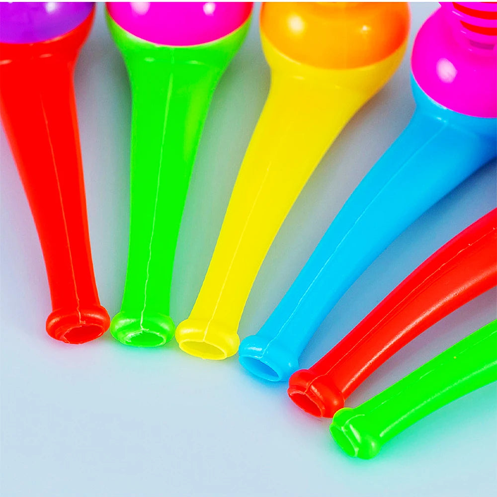 Tolv fargerike plastblåserør eller flyteballer på rad.