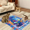 Alfombra de juego interactiva azul y morada para gatos con diseño de pez sobre una alfombra beige.