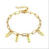 Pulsera de acero inoxidable bañada en oro con nombre, cadena ajustable y cuatro dijes personalizados.
