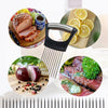 Cortador de cebolla de acero inoxidable con soporte, junto a carne y cítricos en rodajas.