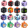 Cubos fidget coloridos en varias formas geométricas para aliviar el estrés.