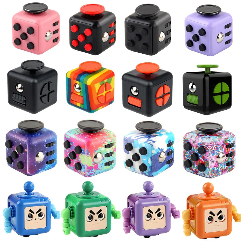 Cubos fidget coloridos en varias formas geométricas para aliviar el estrés.