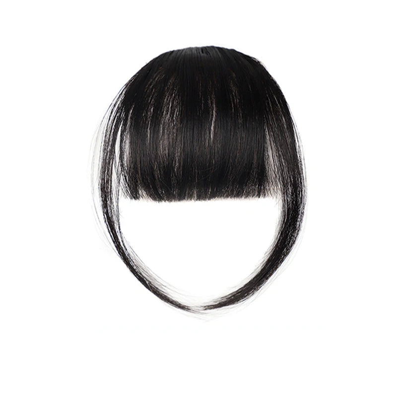 Primer plano de un flequillo recto postizo a presión para mujeres con cabello negro.