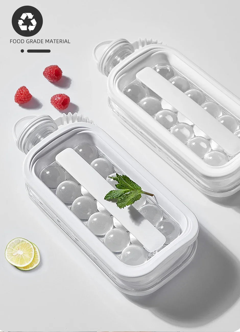 Gjennomsiktig plastform med isballer og et mynteblad, som viser en sammenleggbar isball- og whiskeyisform.