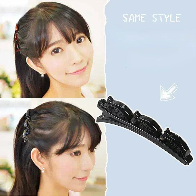 Primer plano del cabello de una mujer con una pinza negra de doble capa trenzada para un peinado sencillo.