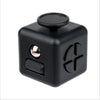 Cubo fidget arcoíris negro con parte superior redonda y lados texturizados.