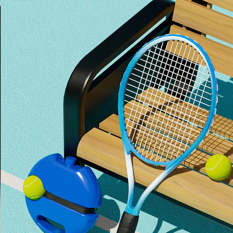Et blått tennisrackét og en gul ball ved en trekantet tennisbane med svart ramme.