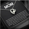 Collar con colgante de corazón plateado sobre una tarjeta negra con un mensaje emotivo.