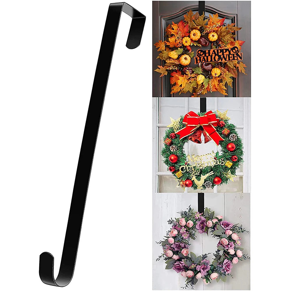 Sort metallhenger over døren med ulike sesongkranser, inkludert Halloween- og blomsterkranser.