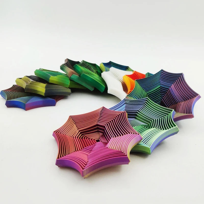 En samling fargerike geometriske fidget-leker i grønt, lilla og oransje.