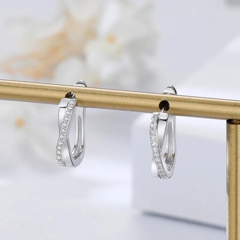 Par de aretes de aro retorcidos de plata esterlina con circonitas sobre barra dorada