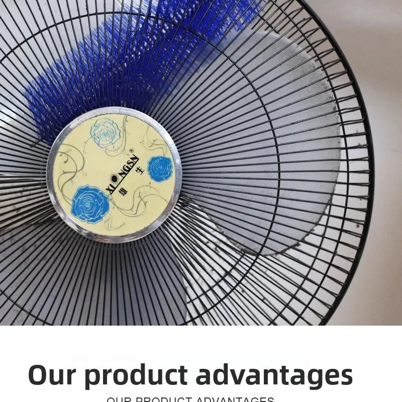 Primer plano de un ventilador de techo negro con un cepillo de limpieza azul insertado, mostrando las aspas y la cabeza del c