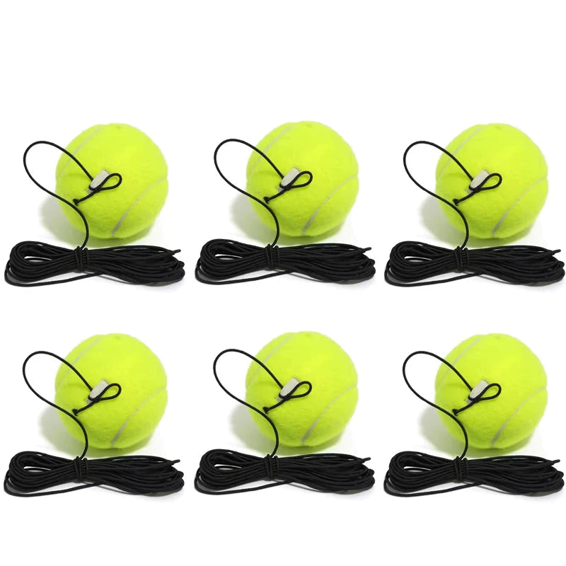 Sett med gule tennisøvingsballer med elastiske snorer for solotrening