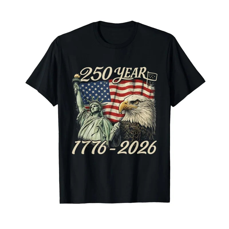 Svart t-skjorte med grafisk design av teksten 250 år 1776-2026, en ørn og det amerikanske flagget.