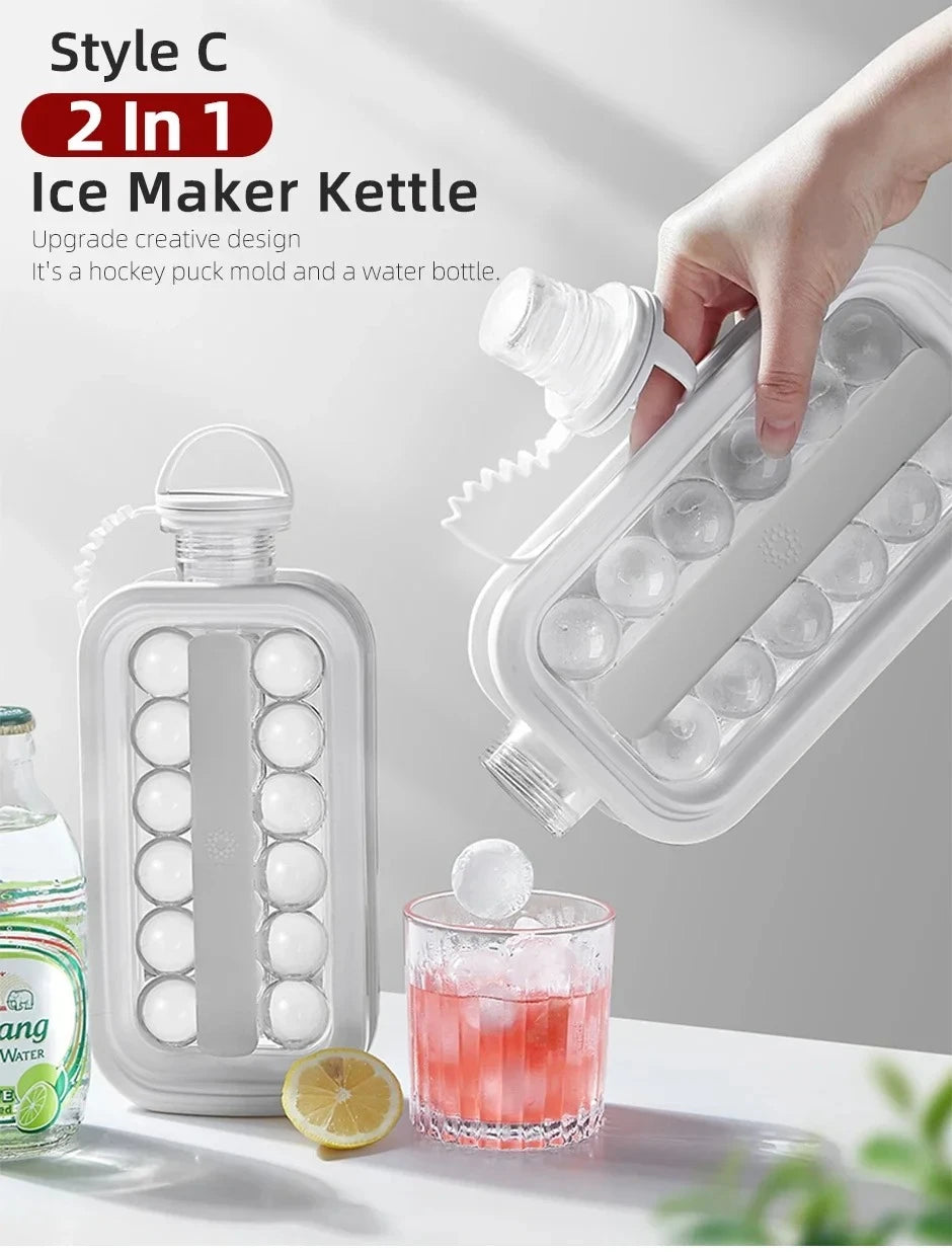 En hånd former isboller med silikonform i et klart brett, ved siden av et glass rosa væske og en flaske.
