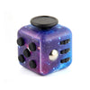 Cubo fidget iridiscente púrpura con puntos negros y un clavo plateado, sobre fondo blanco.