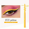 Lápiz delineador de ojos amarillo mate e impermeable con muestra de aplicación en un ojo.