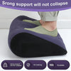 Una almohada inflable morada en forma de cuña sostiene la pierna de una persona, mostrando firme soporte y flotabilidad.