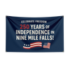 Mørkeblått flaggbanner som feirer 250 år med uavhengighet i Nine Mile Falls, med amerikansk flaggdesign.