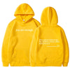 Ein hellgelber Känguru-Taschenhoodie mit dem Text 'Du bist genug' auf der Rückseite.