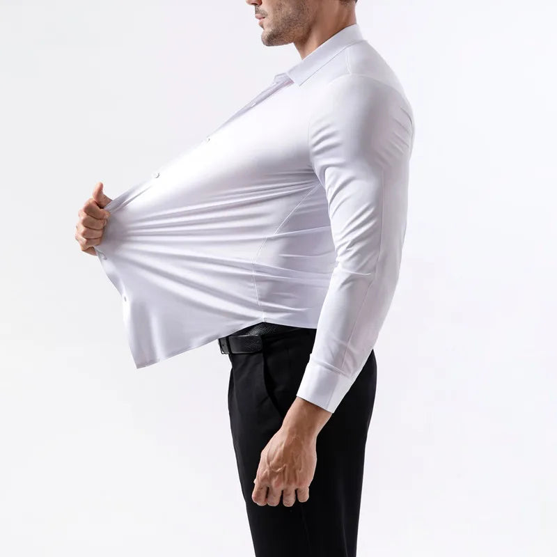 Hombre con camisa blanca planchada y pantalones negros, visto de lado.