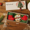 Ein Geschenkset mit einer handgemachten Weihnachtskerze in Rot, Grün und Weiß, präsentiert in einer Holzkiste.