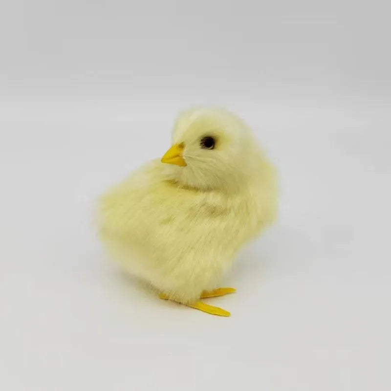 En lodden gul kyllingleke med gult nebb og føtter.