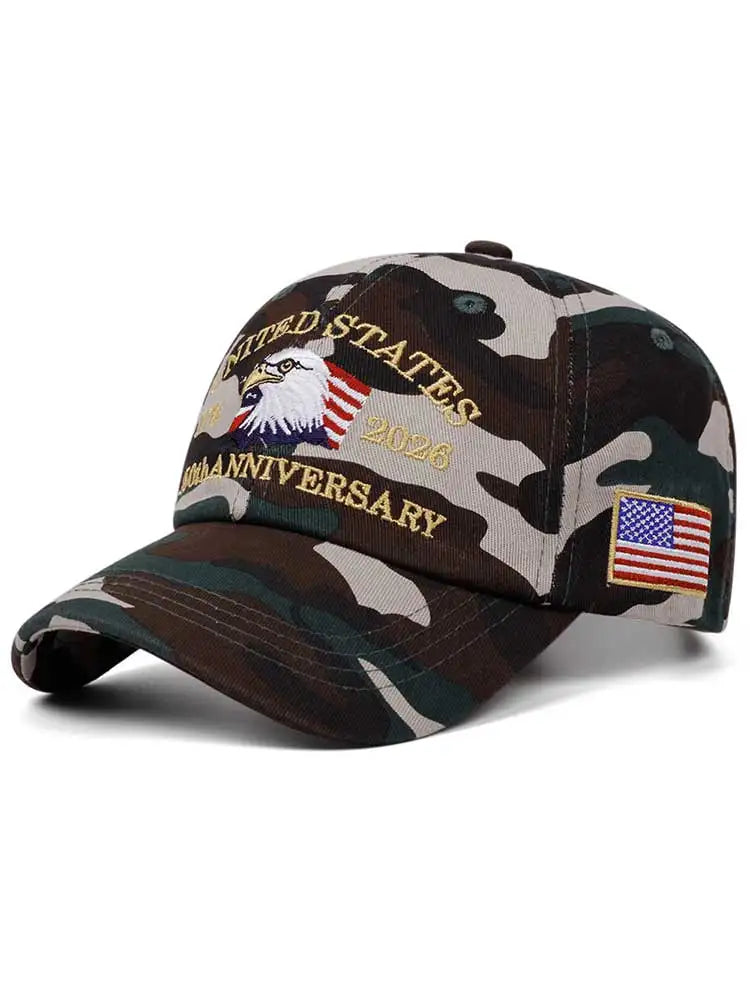 En mörk camo-basebollkeps med broderad text United States 2026 och en amerikansk flagga.