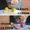 Cortador de cebolla y limón de acero inoxidable sobre tabla de cortar con limones frescos y cebollas en rodajas.