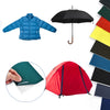 Una chaqueta acolchada azul, un paraguas negro y una tienda roja se muestran con parches de varios colores.