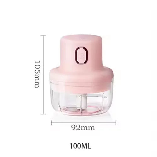 En rosa bærbar elektrisk foodprocessor med klar bolle og silikonlokk, vist mot en hvit bakgrunn.