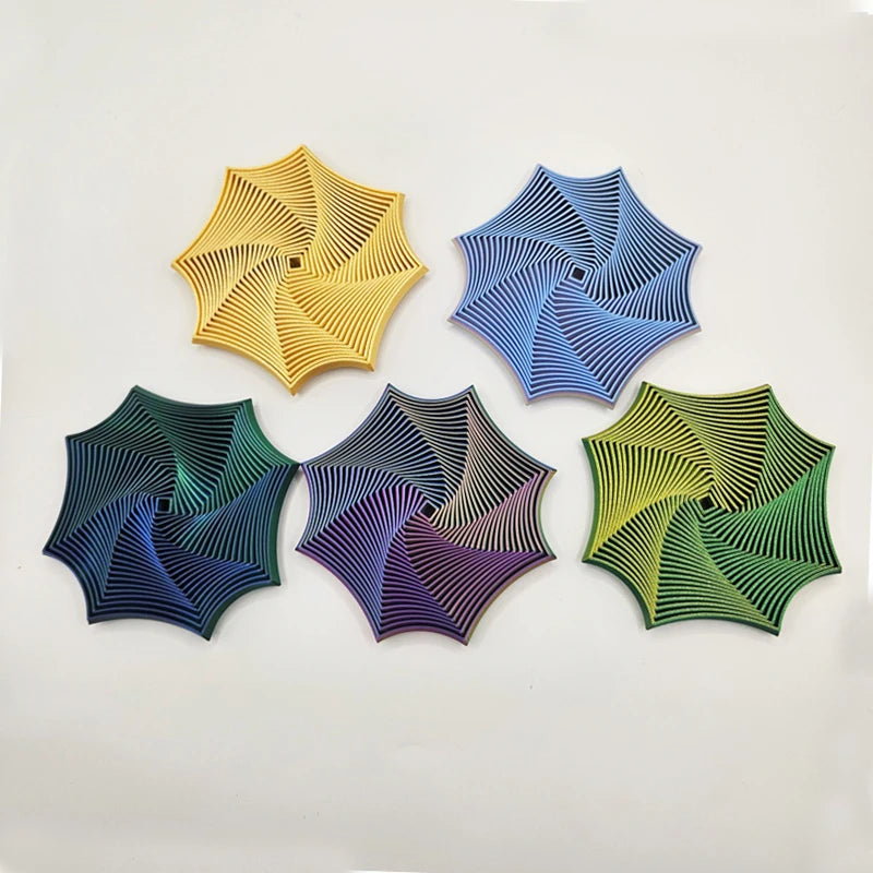 Fem geometriske fidget-leker i gult, blått, lilla og grønt med optiske illusjoner.