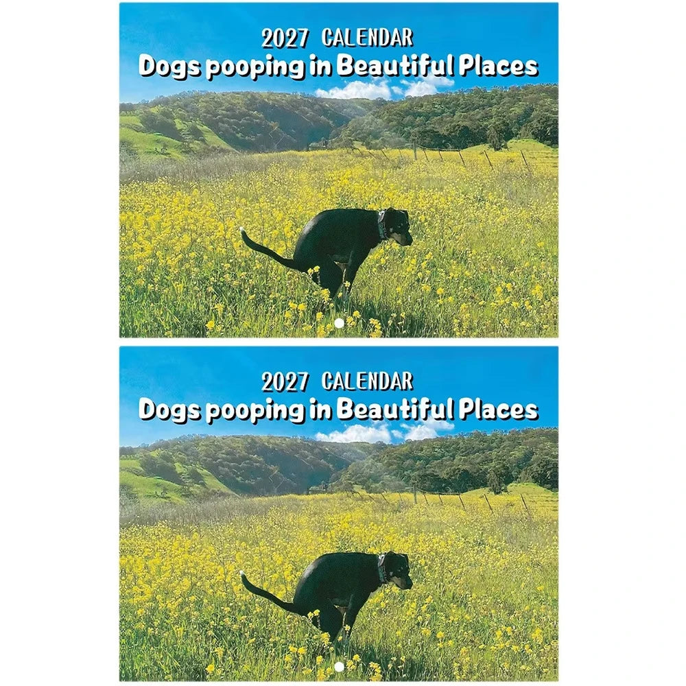 Veggkalender med bilde av en hund som bæsjer i en eng med gule blomster.