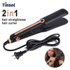 Un alisador y rizador 2-en-1 negro con cable junto al cabello de una mujer.