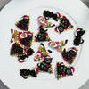 Diademas navideñas de gato negro en acrílico para joyería y manualidades sobre un plato blanco