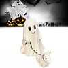 Un fantôme blanc avec un petit chien devant des décorations d'Halloween et des chauves-souris.