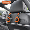 Primer plano de un gancho para reposacabezas de asiento de coche gris con acentos naranjas y portalatas instalado en el inter