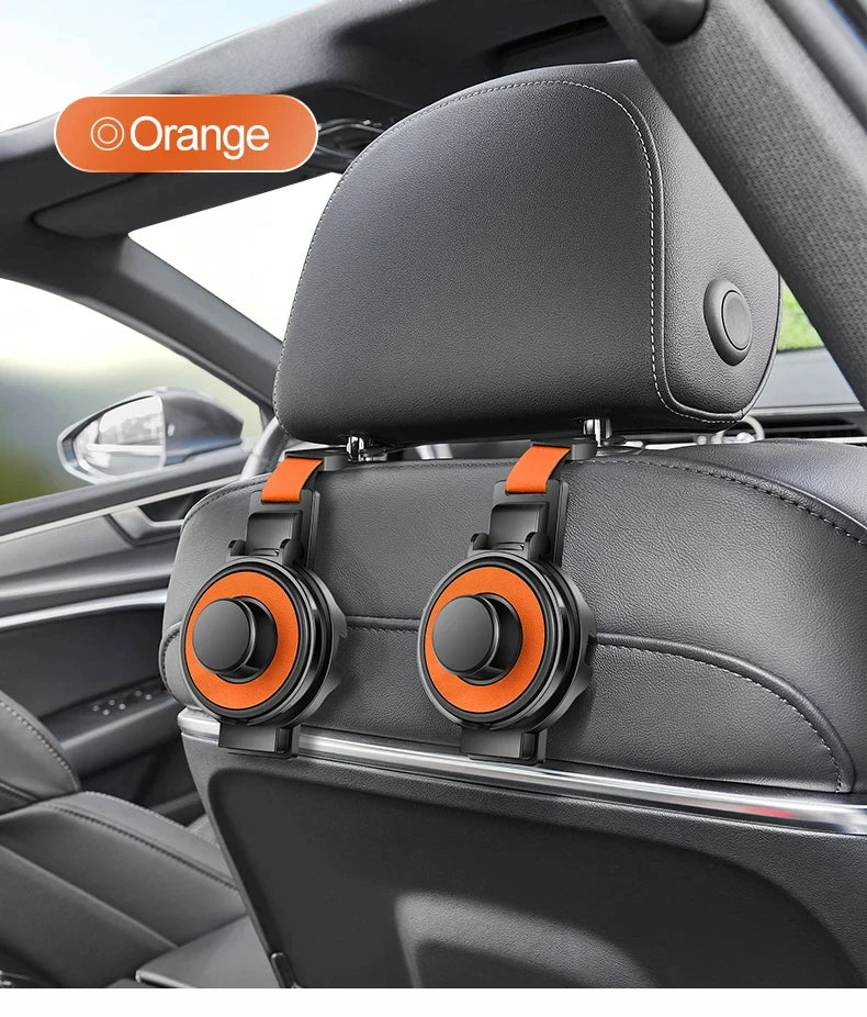 Primer plano de un gancho para reposacabezas de asiento de coche gris con acentos naranjas y portalatas instalado en el inter
