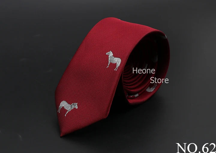 Corbata roja con estampado de caballo plateado sobre fondo oscuro.