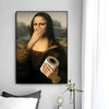 Abstrakte Mona Lisa: Frau bedeckt den Mund mit der Hand.