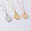 Trois pendentifs ronds en plaqué argent, or et or rose sur chaînes en acier inoxydable