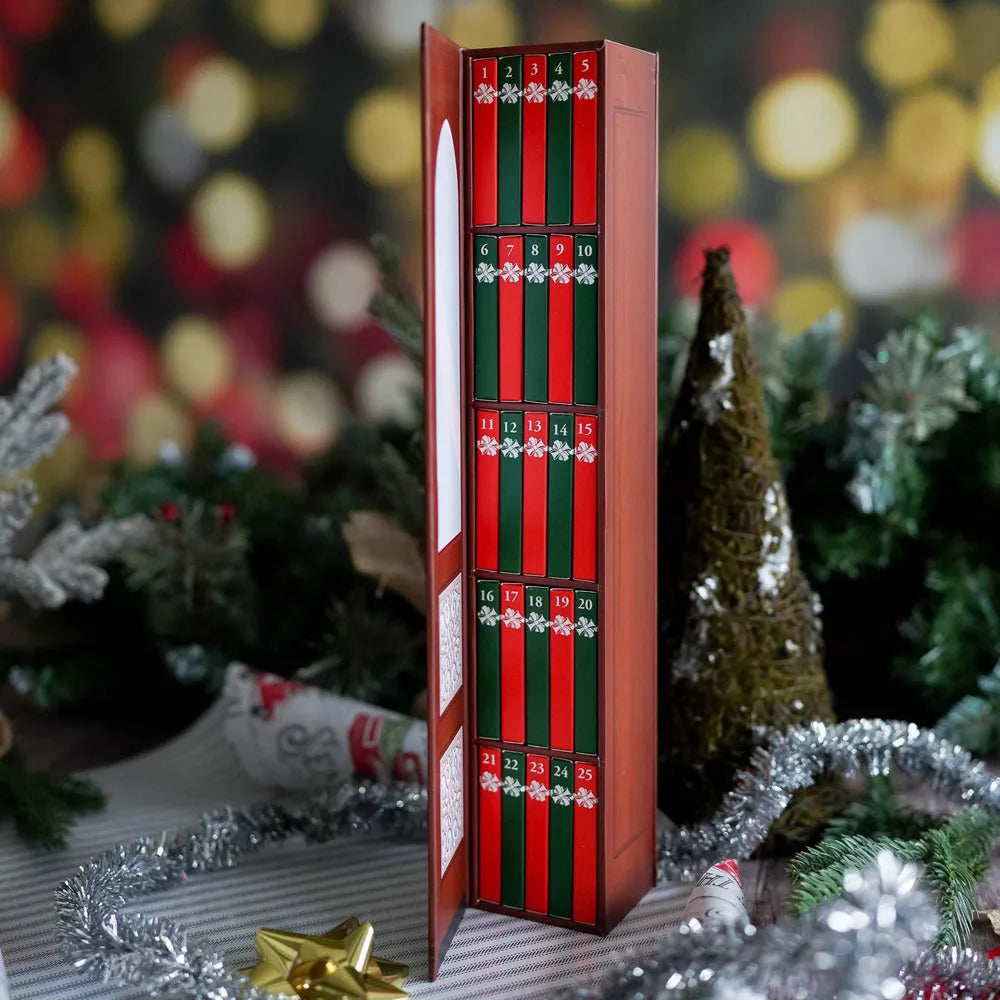 En lodret rød bog med nummererede grønne striber og dekorative ornamenter mod en festlig julebaggrund.