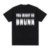 Sort t-shirt med hvid tekst, der siger You Might Be Drunk