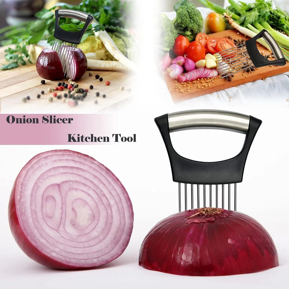Cortador de cebolla de acero inoxidable junto a una cebolla roja en rodajas y cebollas enteras