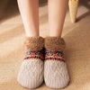 Paire de chaussettes pantoufles tricotées beiges avec bordure en fausse fourrure marron et grips d'orteils à motifs colorés