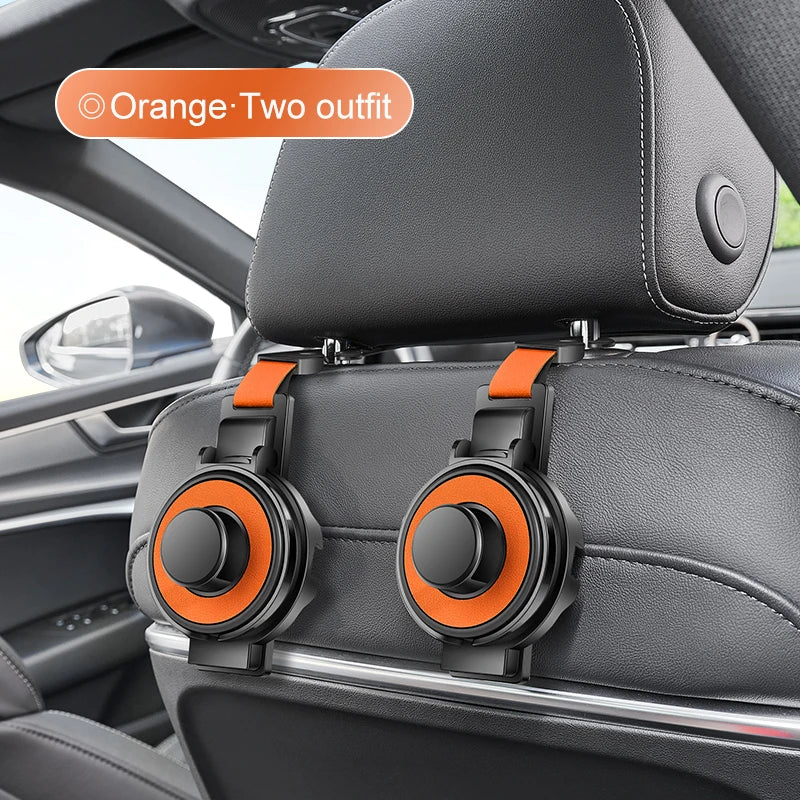Primer plano de un gancho naranja multiusos para reposacabezas de asiento de coche con portavasos y organizador instalado en