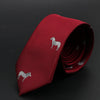Corbata roja intensa con estampado plateado de caballo, enrollada y plana.