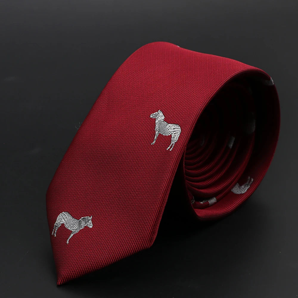 Corbata roja intensa con estampado plateado de caballo, enrollada y plana.